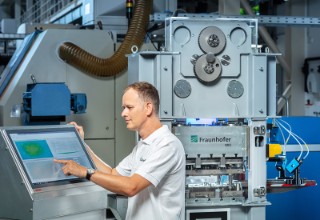 Anhand eines Umformpressen-Demonstrators können sich Besuchende live ein Bild über die Funktionsweise des intelligenten Nutensteins machen. Die vom smartNotch übertragenen Prozessdaten werden dabei auf einem angeschlossenen Terminal visualisiert. 